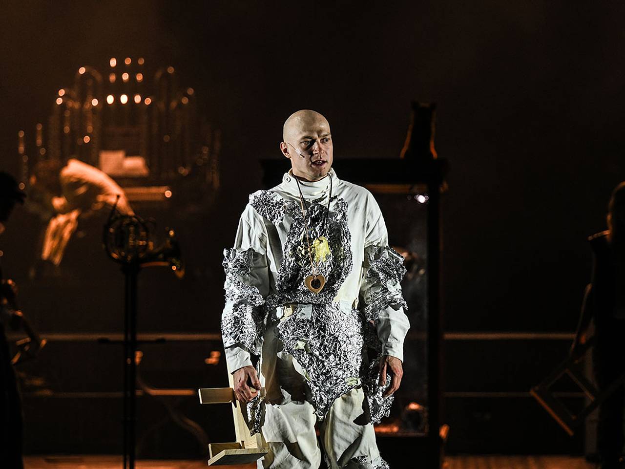 Сыгравший Гамлета Юра Борисов ответил на критику спектакля
